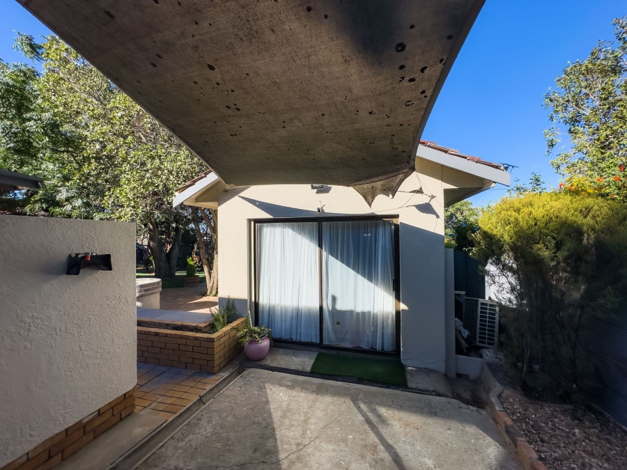 5 Bedroom Property for Sale in La Rochelle Western Cape